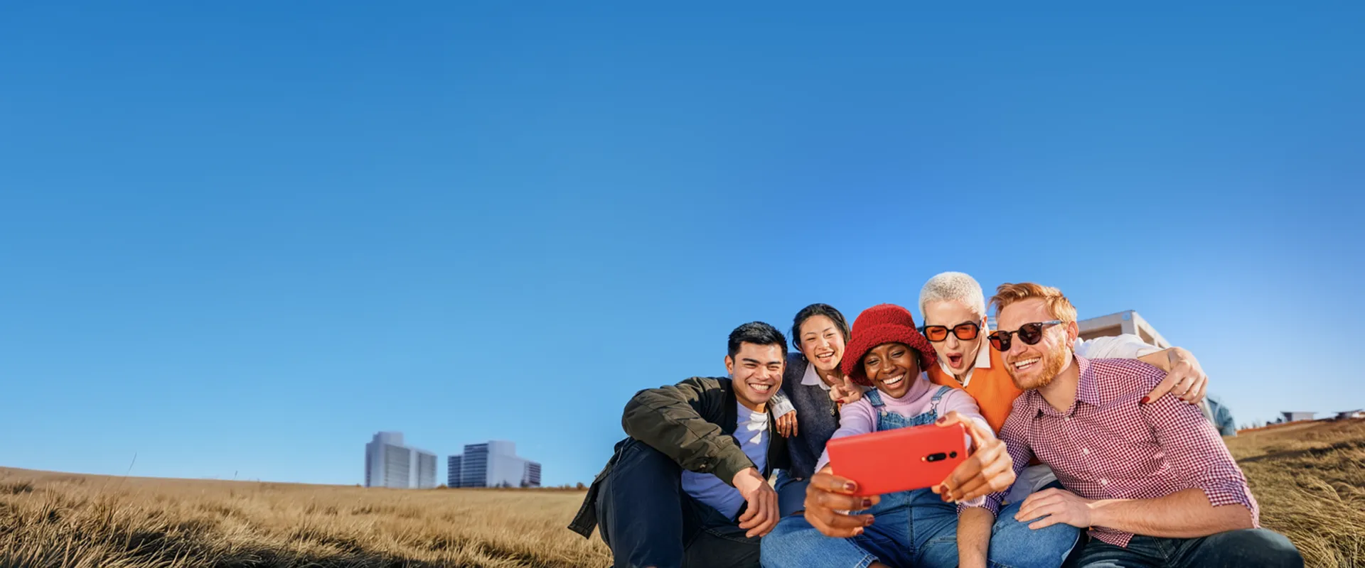 Un grupo de jóvenes haciéndose un selfie grupal en el campo